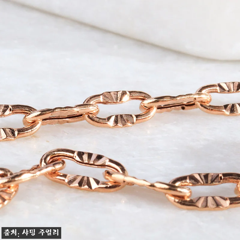 엘리자베스 커팅 코인 펜던트 목걸이, 과하지 않은 볼륨감이 돋보이는 18K 선물 추천 13 엘리자베스 커팅 코인 펜던트 목걸이, 관련 이미지 5