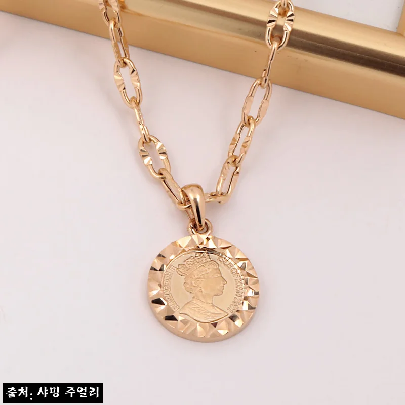 Home 60 엘리자베스 커팅 코인 펜던트 목걸이, 과하지 않은 볼륨감이 돋보이는 18K 선물 추천